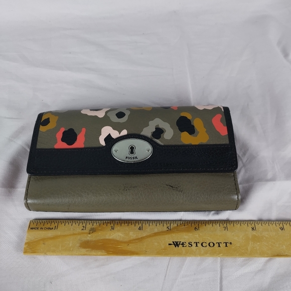 FOSSIL LEATHER MADDOX CLUTCH LEATHER WALLET TAUPE LEATHER WITH SNAP CLOSURE - Picture 9 of 13